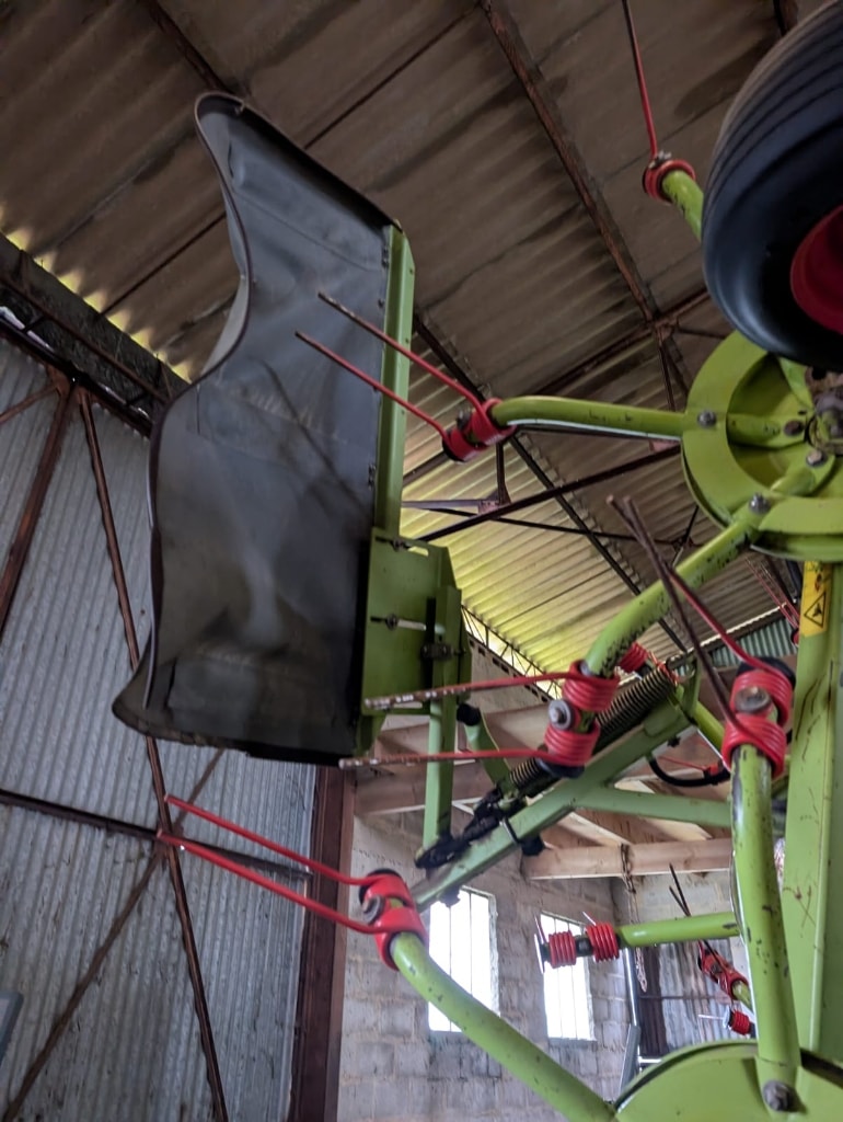 Faneuse CLAAS Volto 870T - photo slide 6