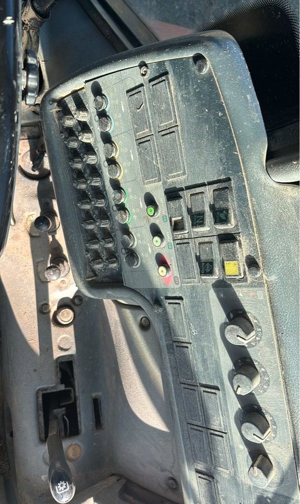 Tracteur VALTRA C90 - photo slide 14