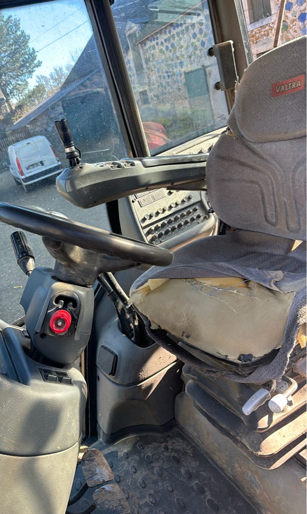 Tracteur VALTRA C90 - photo slide 13