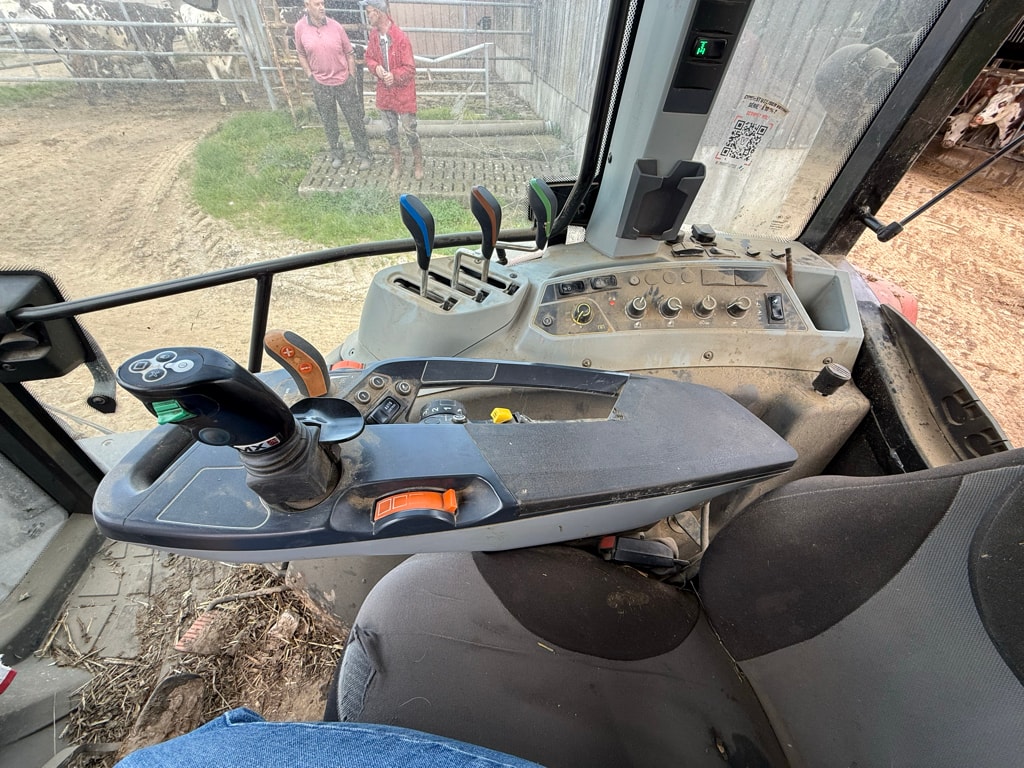 Tracteur chargeur VALTRA G 105 A - photo slide 15