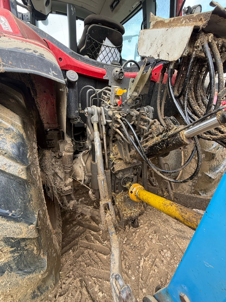 Tracteur chargeur VALTRA G 105 A - photo slide 9