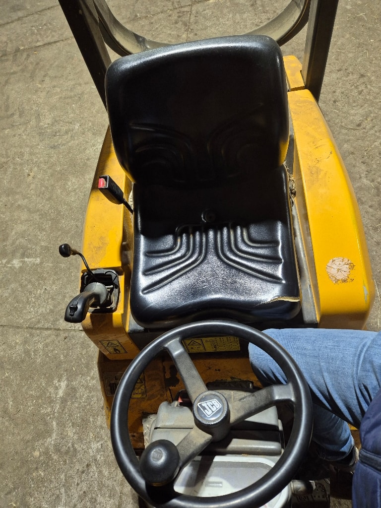 Valet de ferme JCB 403 - photo slide 12