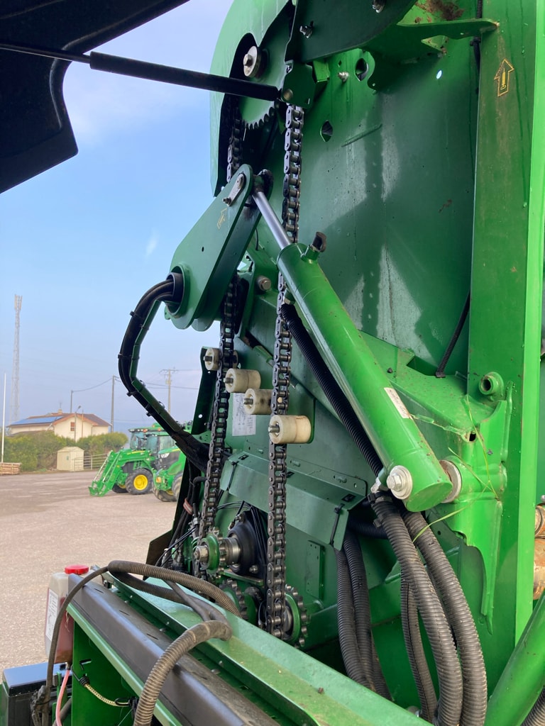 Presse balles rondes JOHN DEERE V461M - photo slide 13