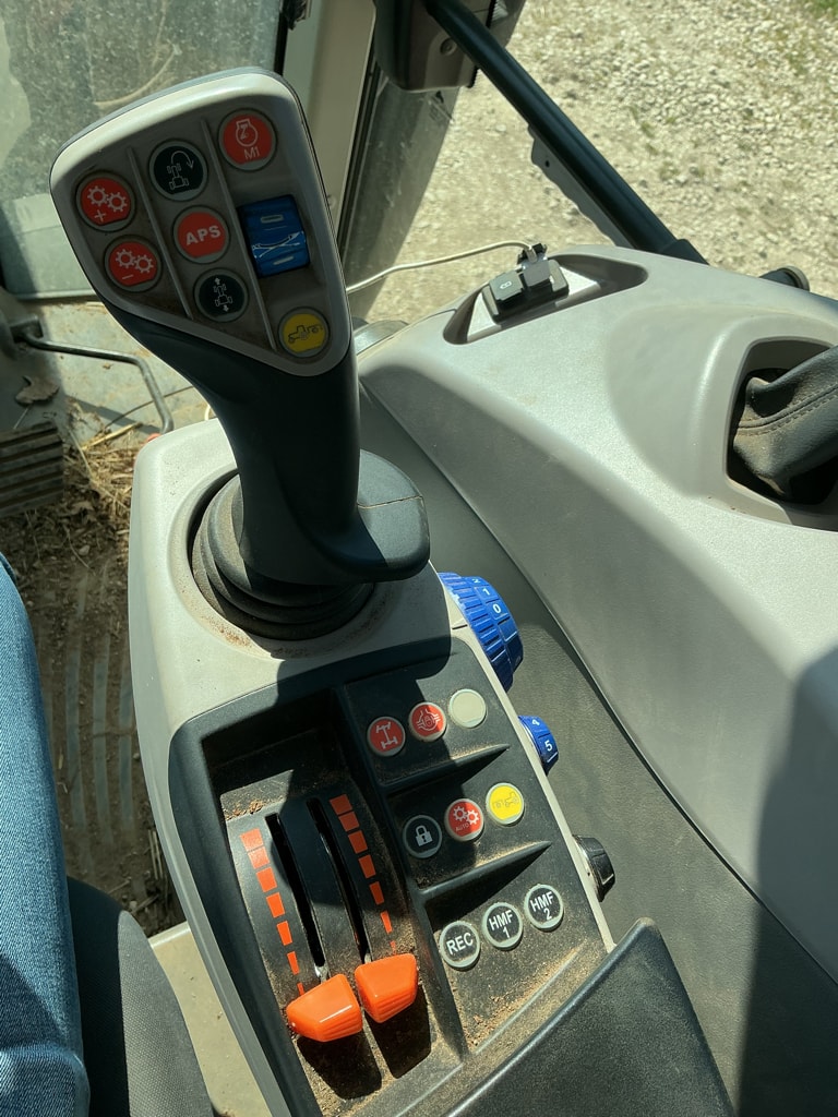 Tracteur MC CORMICK X6 415 - photo slide 9