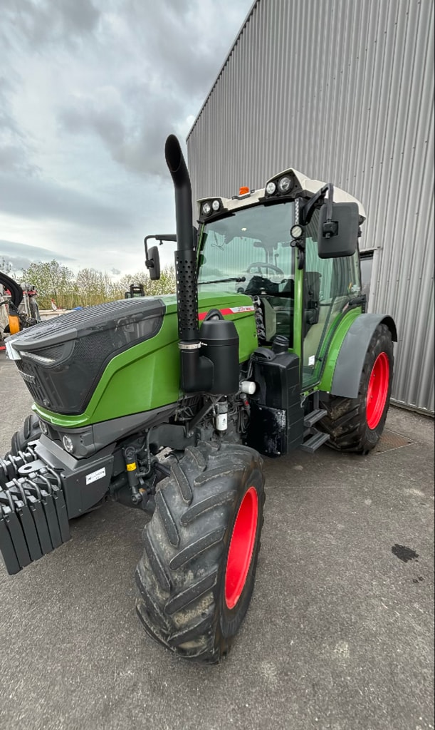 Tracteur FENDT 211P - photo slide 1