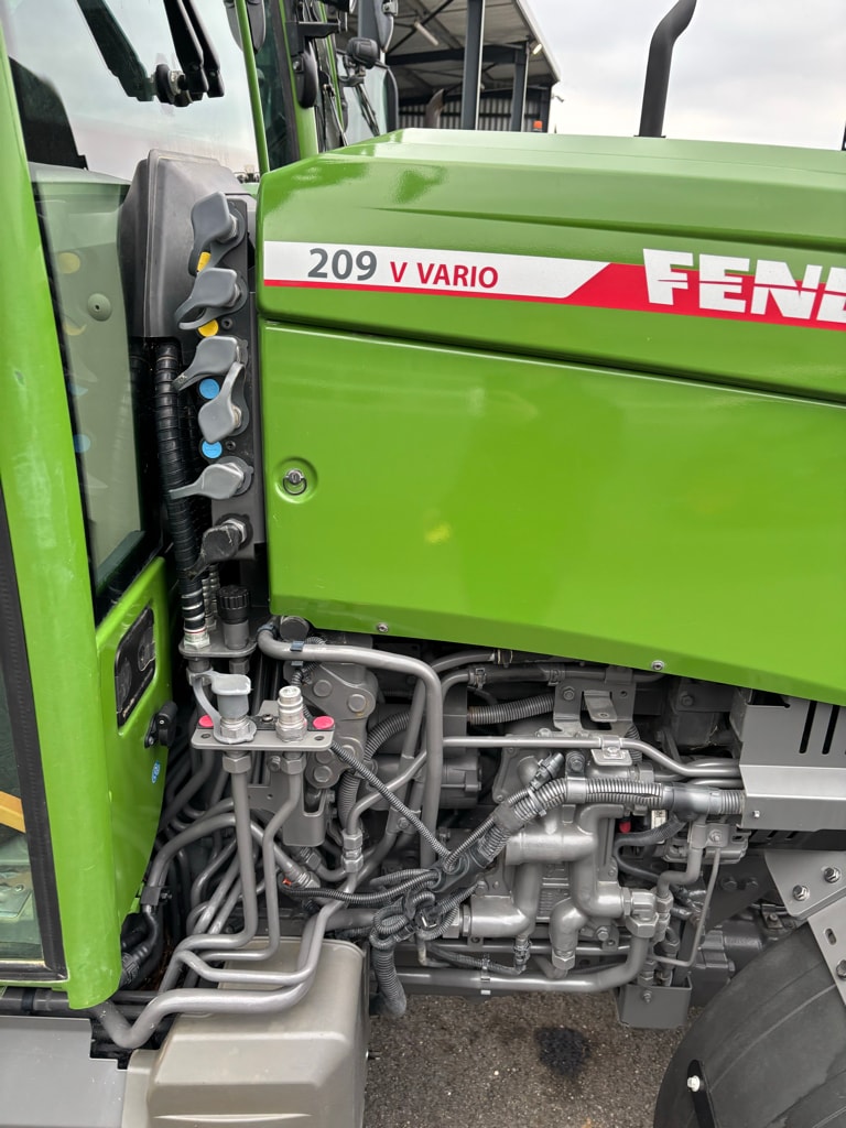 Tracteur FENDT 209V - photo slide 8