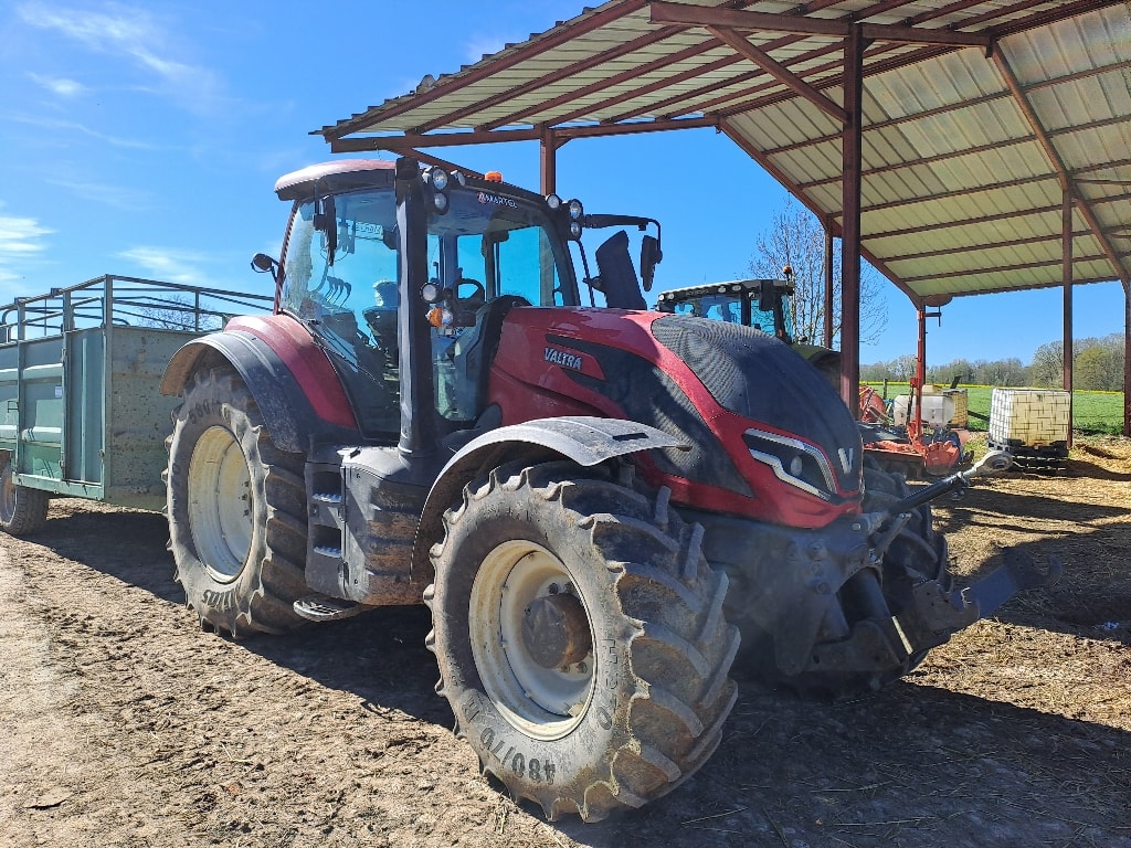 Tracteur VALTRA T155 hi tech - photo slide 1