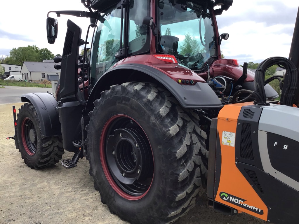 Tracteur VALTRA T145 Direct Skyview - photo slide 4