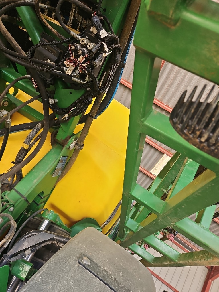 Pulverisateur automoteur JOHN DEERE R 4040 - photo slide 15