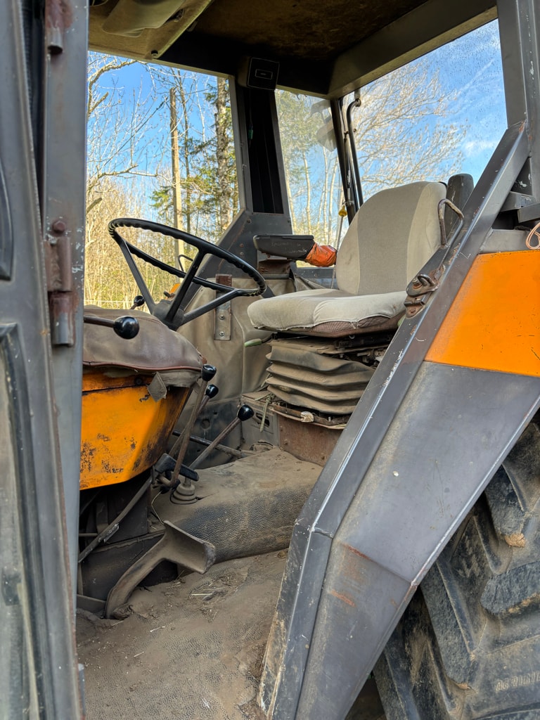 Tracteur chargeur RENAULT 651 - photo slide 21