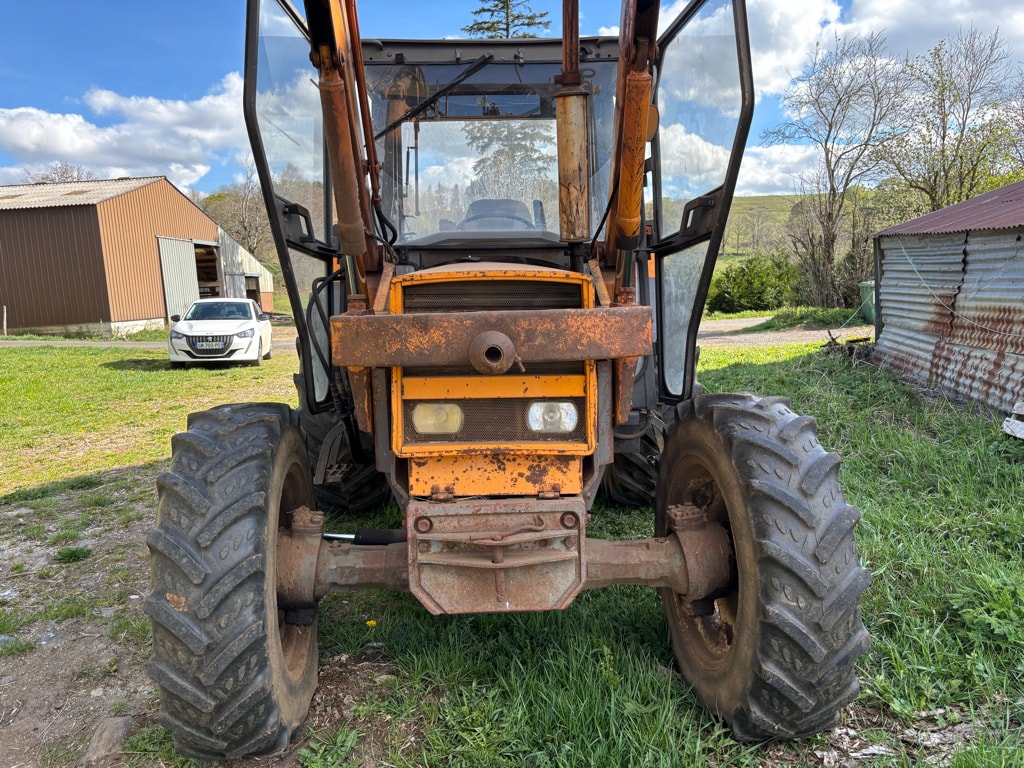 Tracteur chargeur RENAULT 651 - photo slide 5