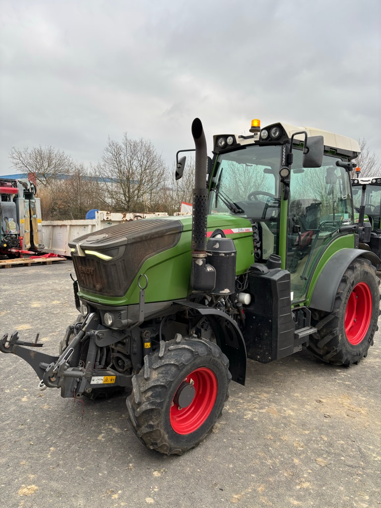 Tracteur FENDT 210V - photo slide 1