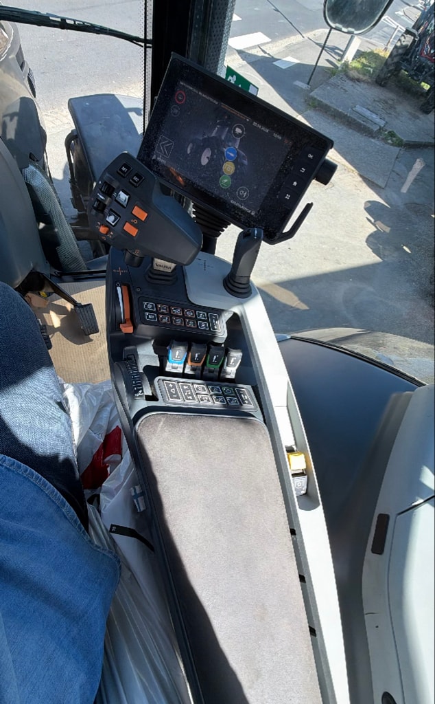Tracteur VALTRA S294 - photo slide 10