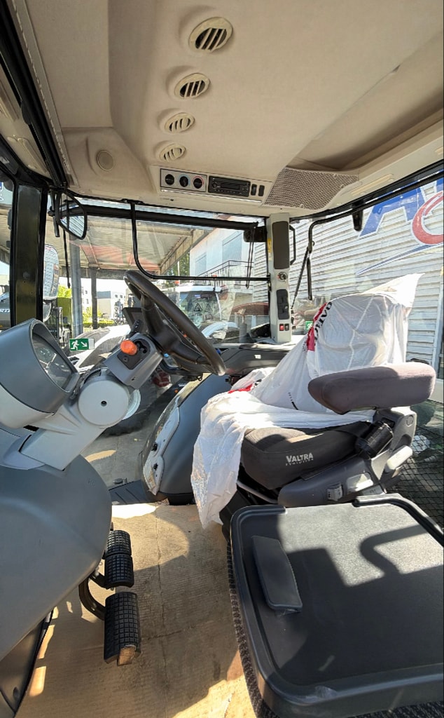 Tracteur VALTRA S294 - photo slide 9