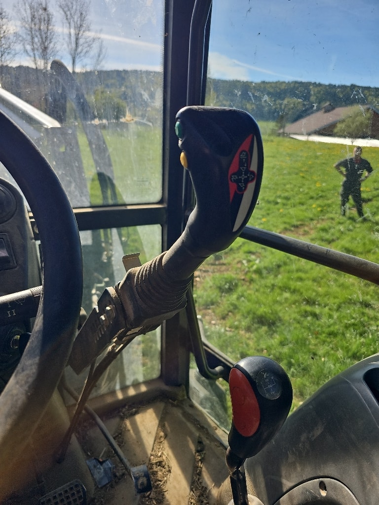Tracteur chargeur CLAAS AXOS 320 - photo slide 8