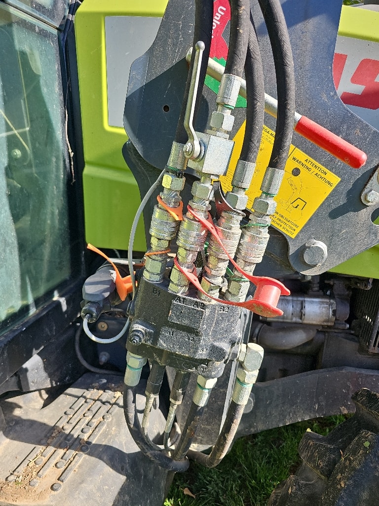 Tracteur chargeur CLAAS AXOS 320 - photo slide 9