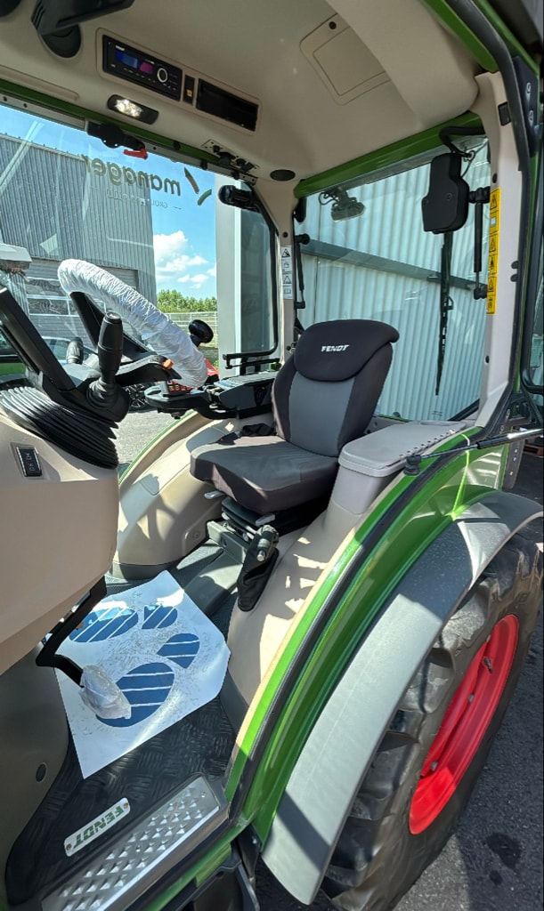 Tracteur FENDT 210V - photo slide 13