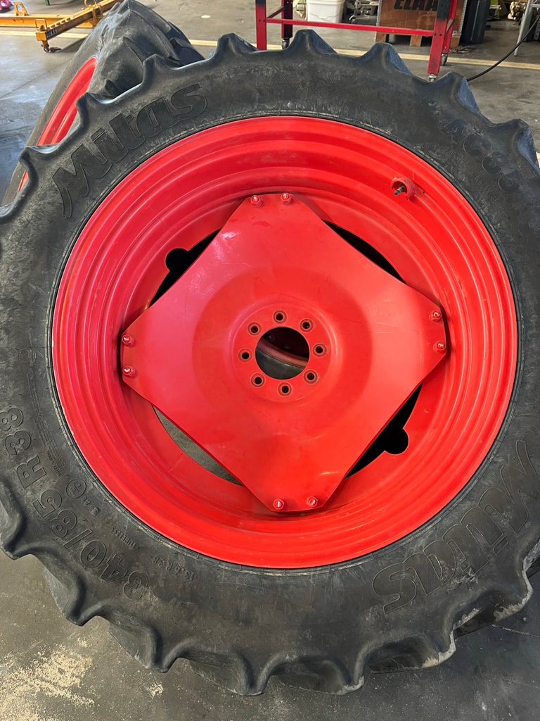 Roues Mitas 340/85R38 et 340/85R24 - photo slide 1