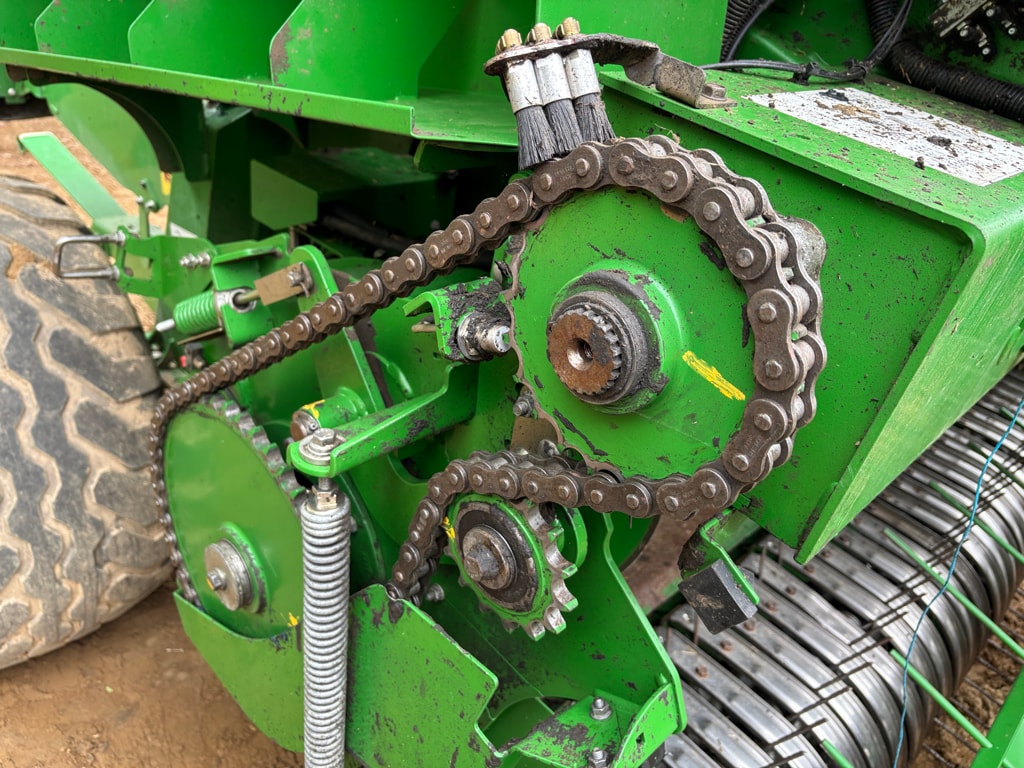 Presse balles rondes JOHN DEERE V461M - photo slide 10