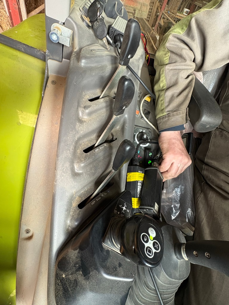 Tracteur CLAAS AXOS 3.105 - photo slide 10