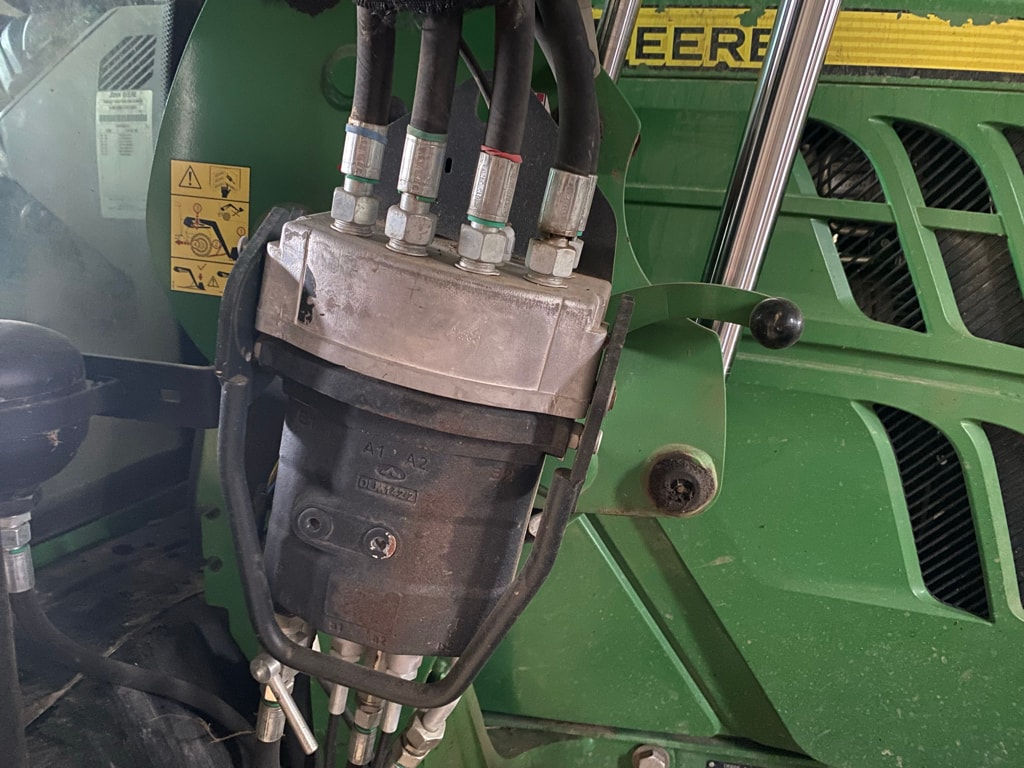 Tracteur chargeur JOHN DEERE 6110M COMMAND QUAD  - photo slide 19