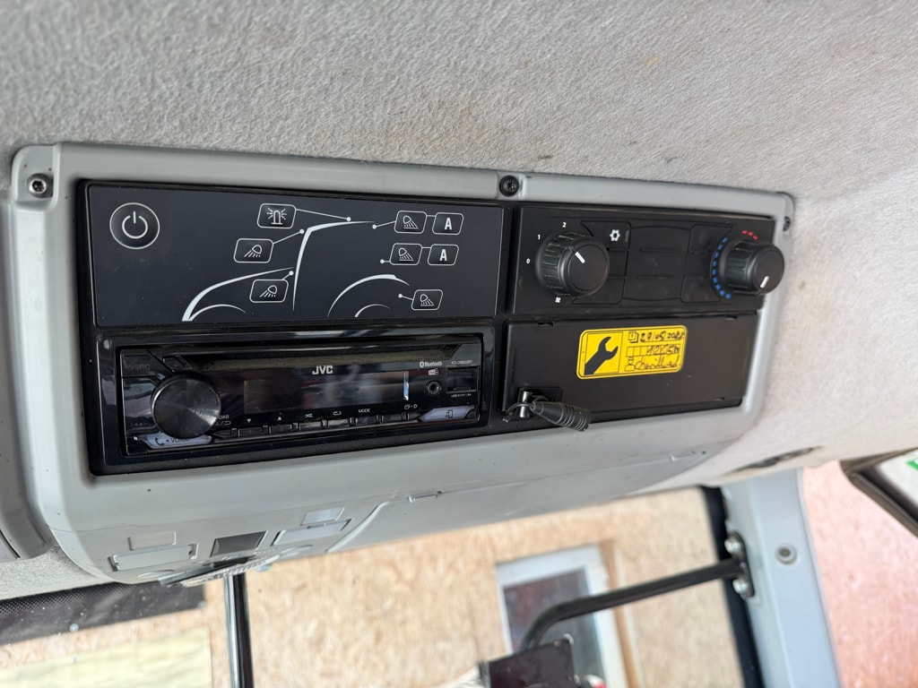Tracteur chargeur VALTRA N104 - photo slide 11