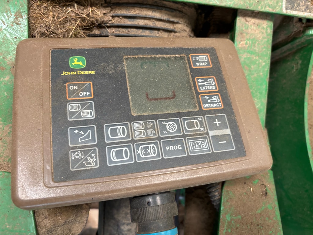 Presse balles rondes JOHN DEERE V451M - photo slide 7