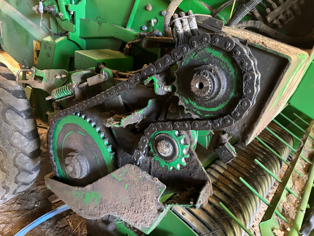 Presse balles rondes JOHN DEERE V451M - photo slide 10