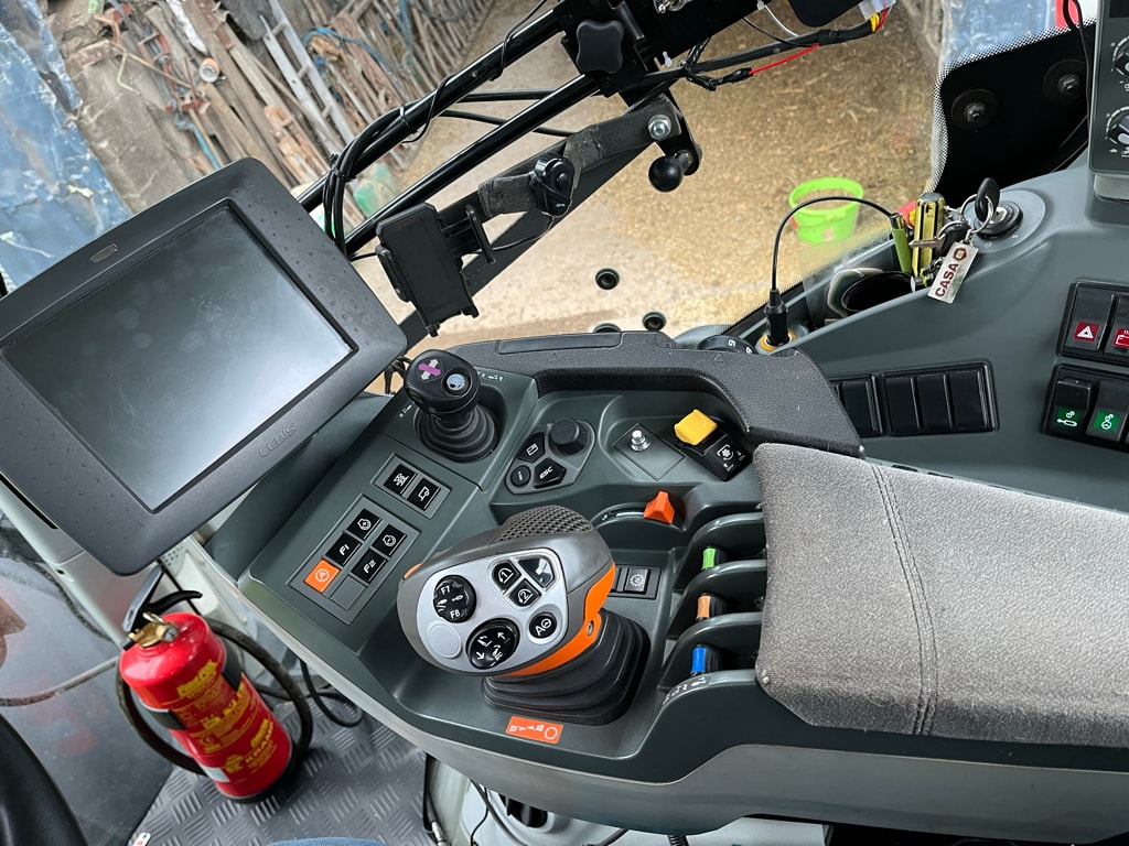 Tracteur CLAAS AXION 810 - photo slide 4