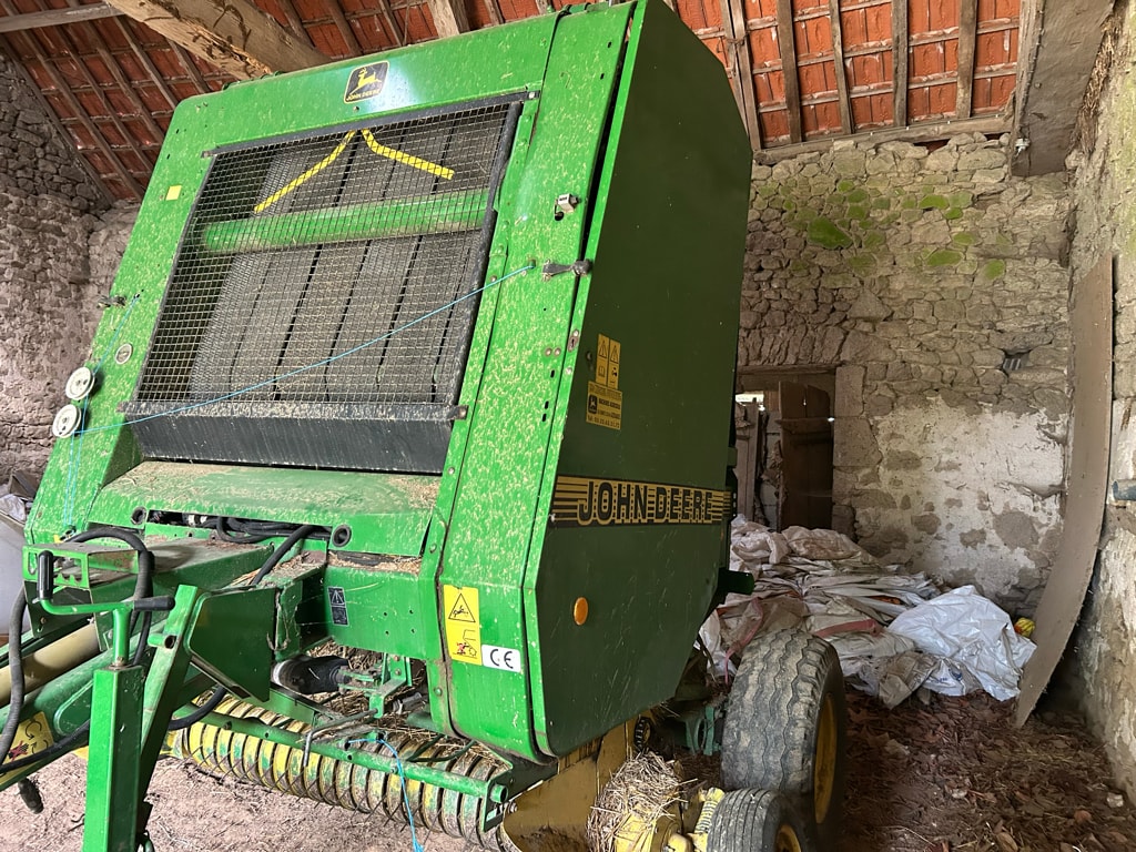 Presse balles rondes JOHN DEERE 580 - photo slide 8