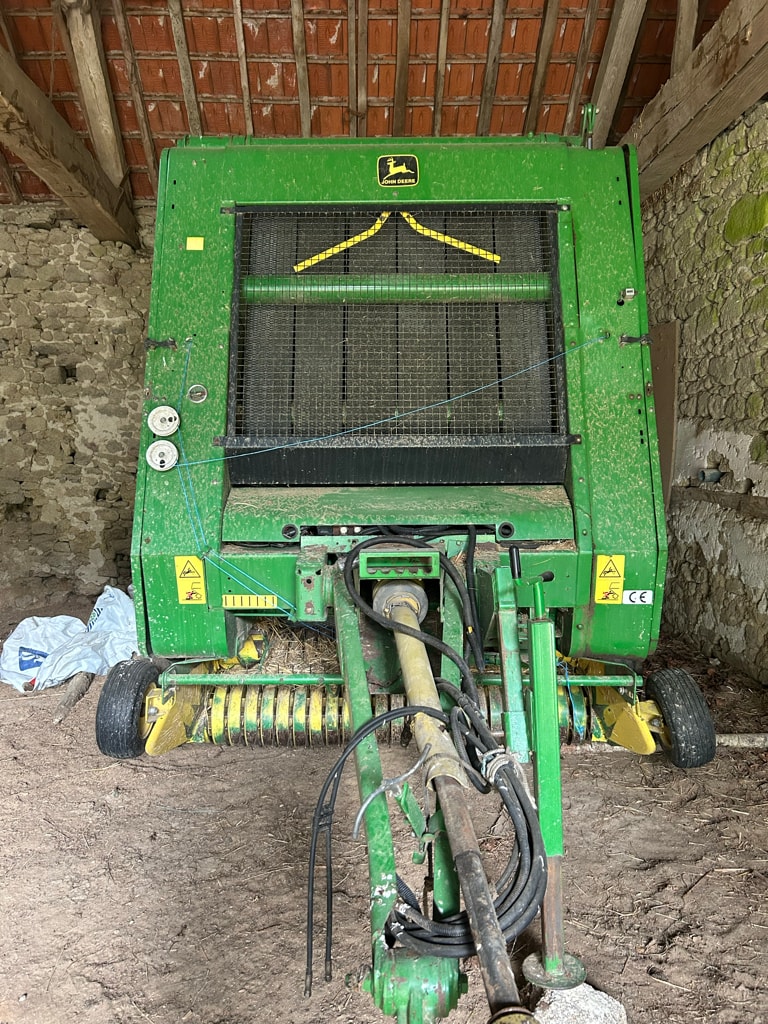 Presse balles rondes JOHN DEERE 580 - photo slide 13
