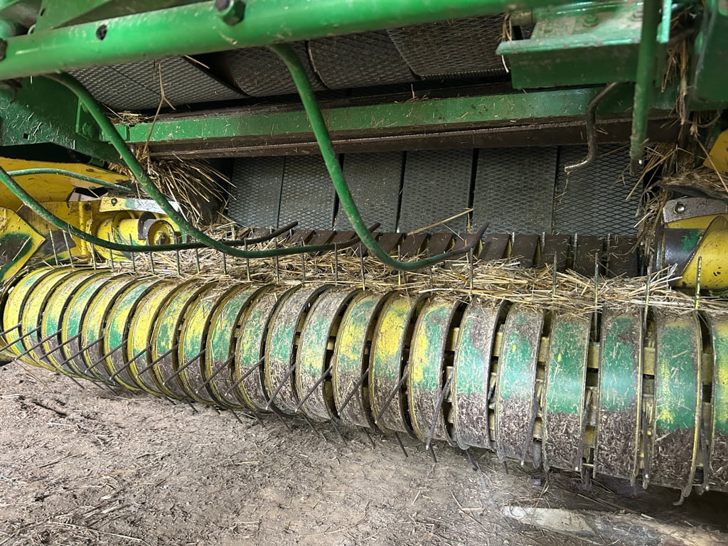 Presse balles rondes JOHN DEERE 580 - photo slide 14