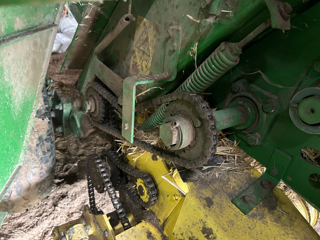 Presse balles rondes JOHN DEERE 580 - photo slide 15