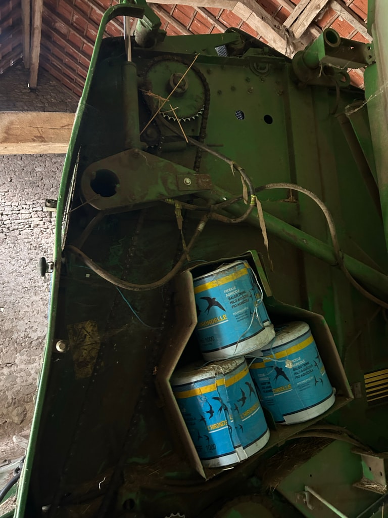 Presse balles rondes JOHN DEERE 580 - photo slide 16