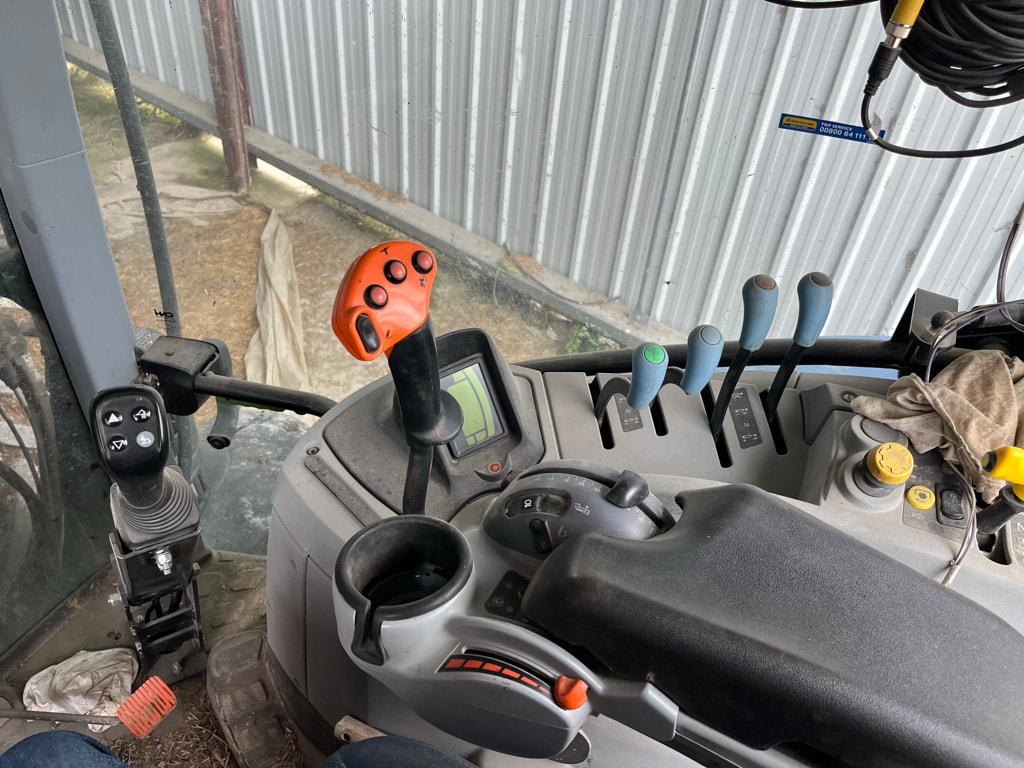 Tracteur chargeur NEW HOLLAND T7210 - photo slide 17
