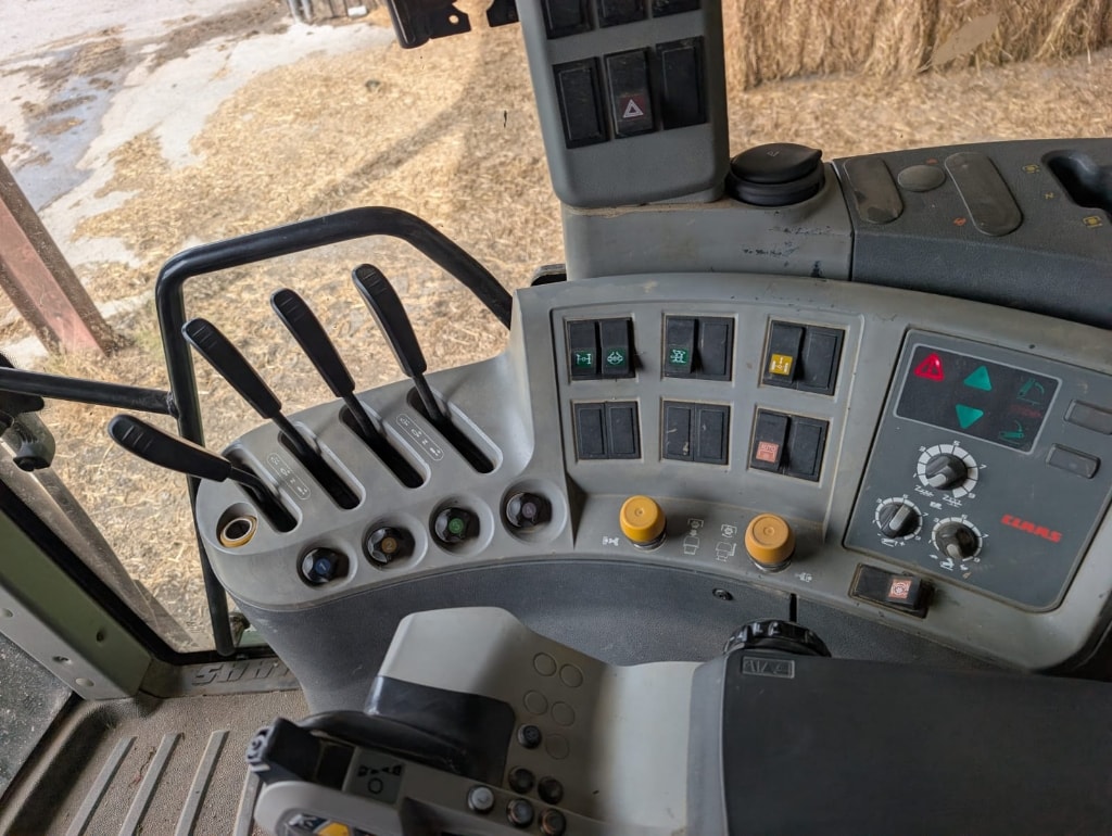 Tracteur CLAAS AXION 820 - photo slide 14