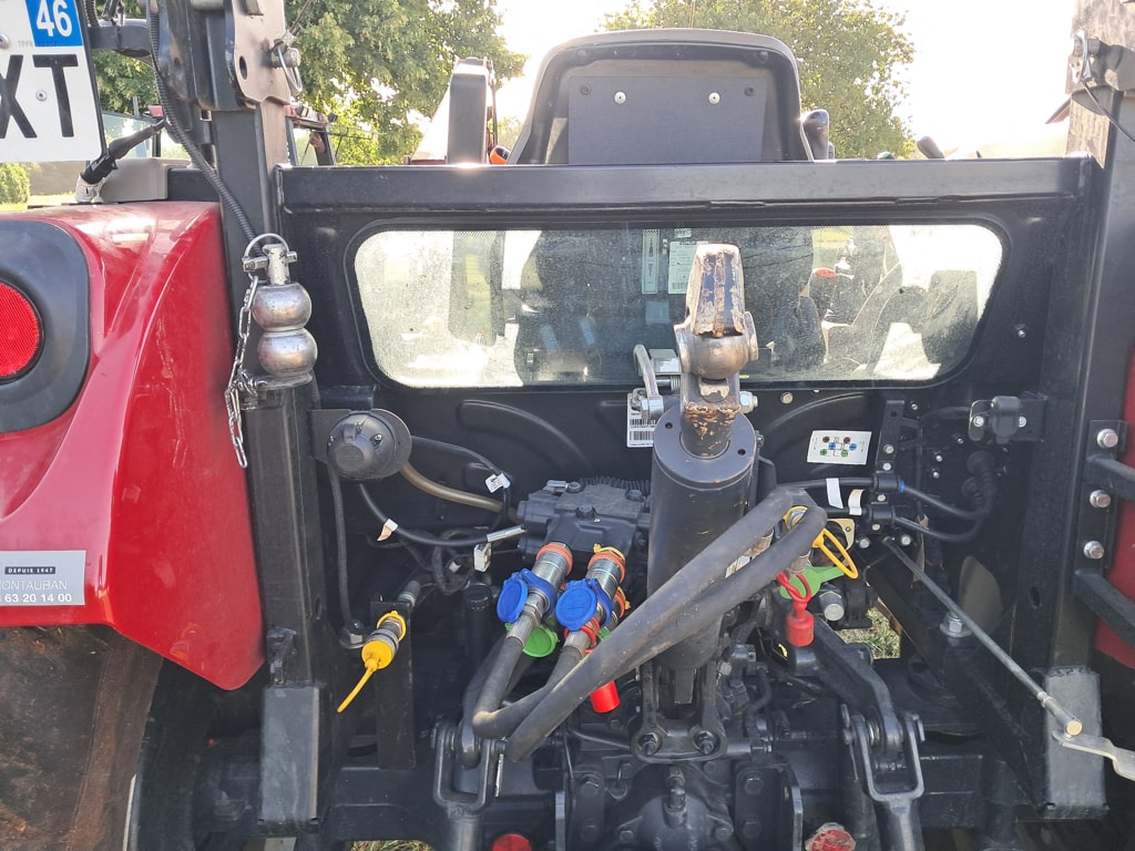 Tracteur CASE IH FARMALL 75A - photo slide 3