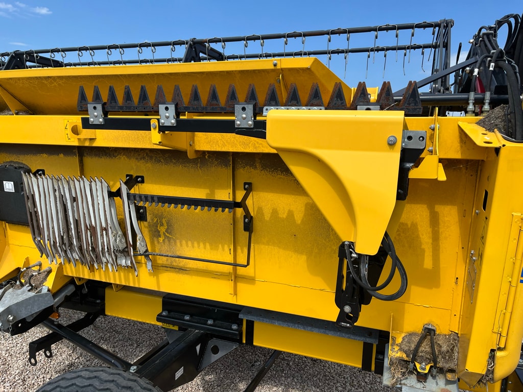 Moissonneuse NEW HOLLAND CH7.70 LATERAL - photo slide 26