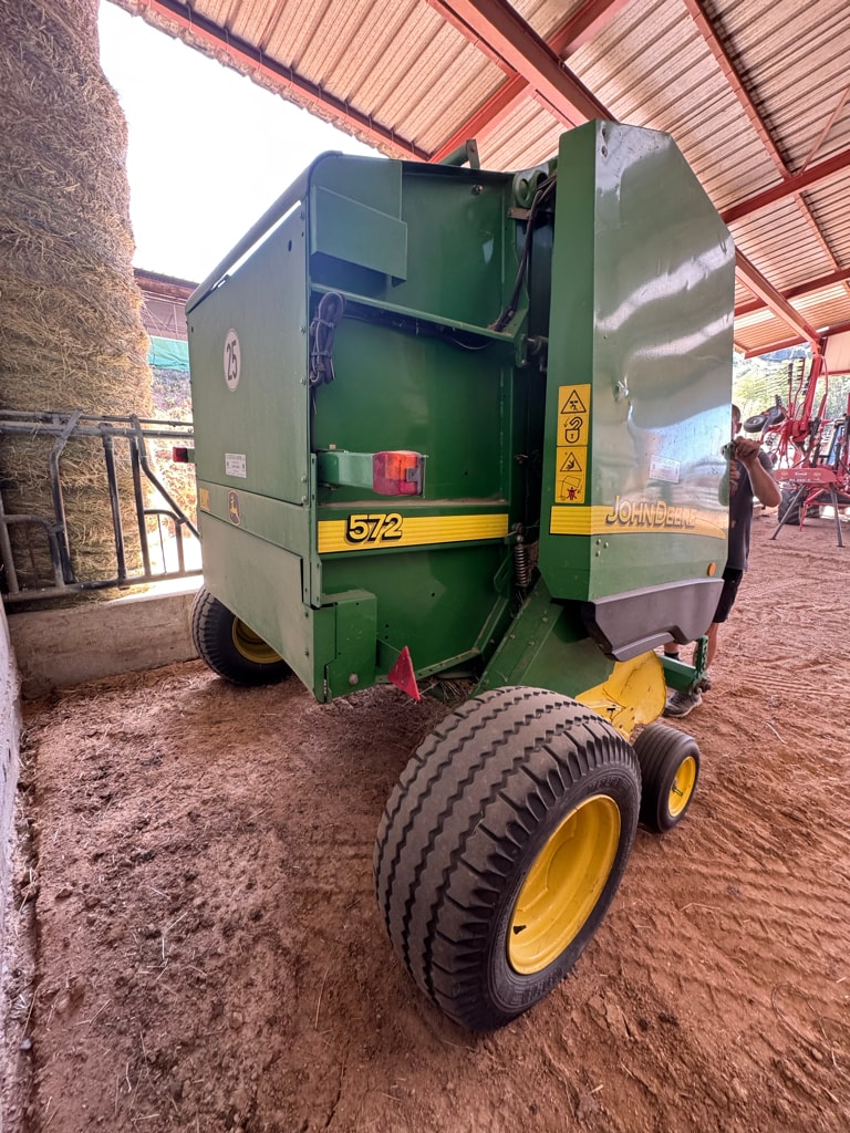 Presse balles rondes JOHN DEERE 572 - photo slide 2