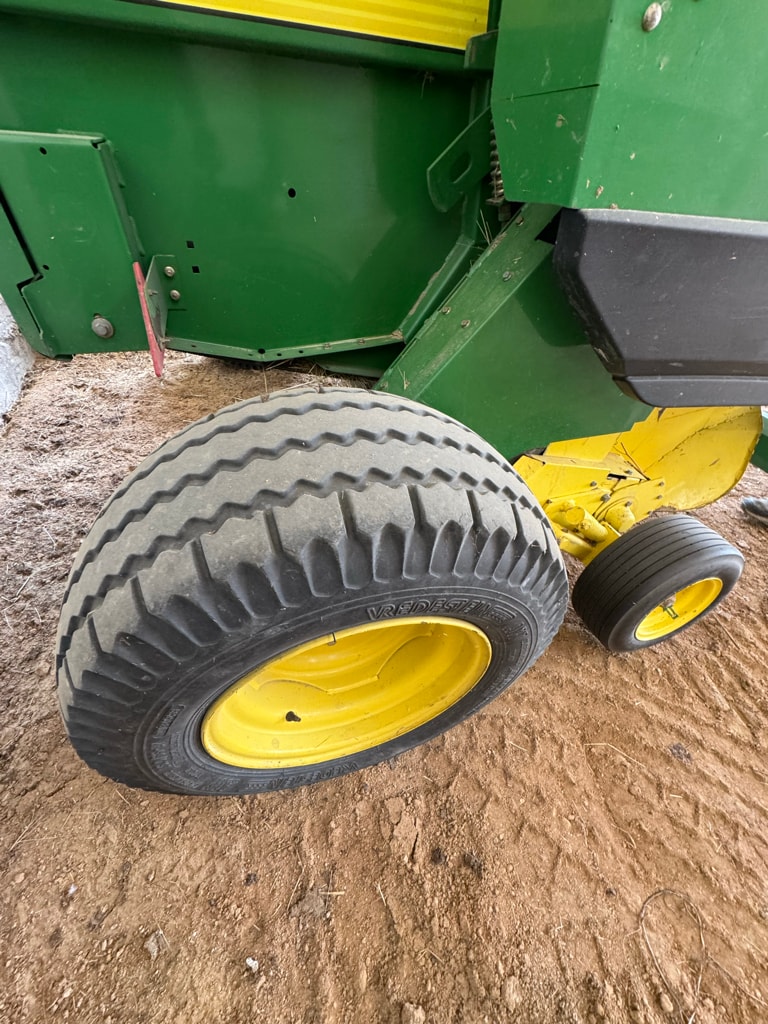 Presse balles rondes JOHN DEERE 572 - photo slide 4