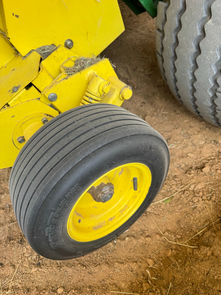 Presse balles rondes JOHN DEERE 572 - photo slide 10