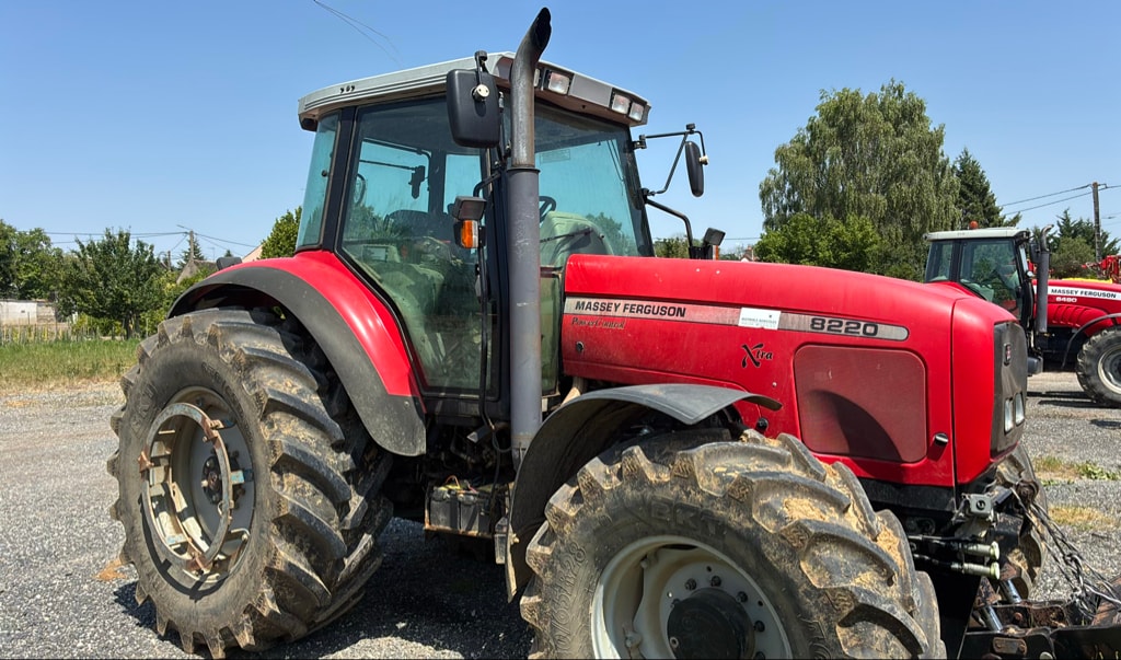 Tracteur MASSEY FERGUSON 8220 - photo slide 1