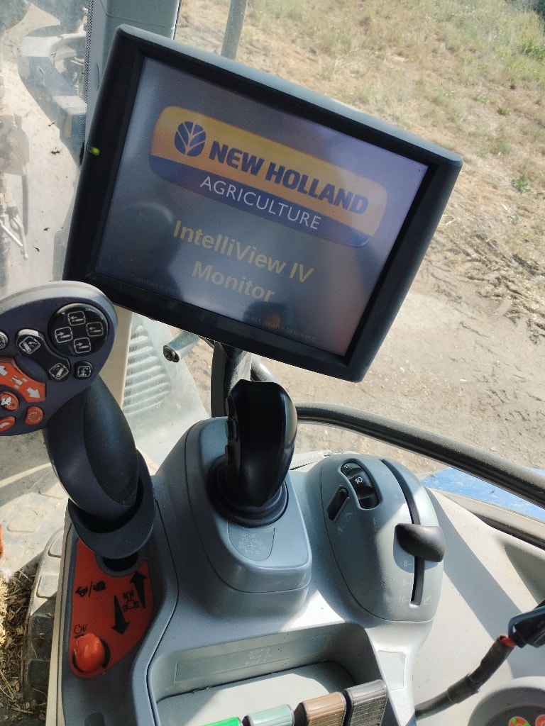 Tracteur chargeur NEW HOLLAND T6.145DC - photo slide 8