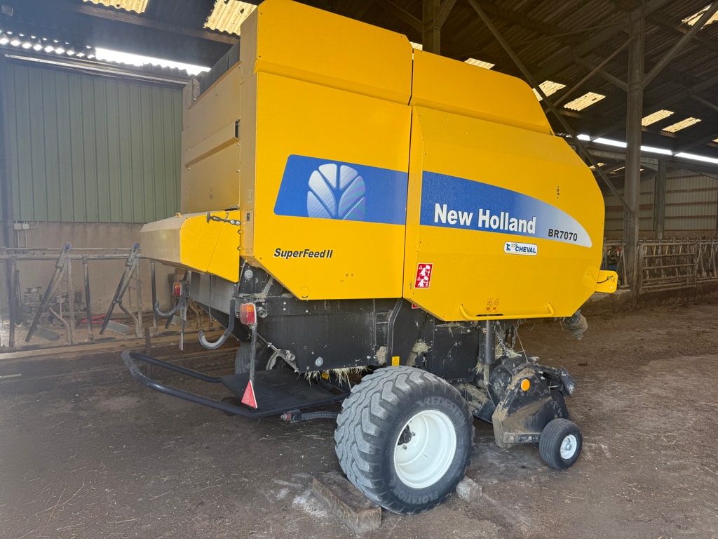 Presse balles rondes NEW HOLLAND BR 7070 - photo slide 3