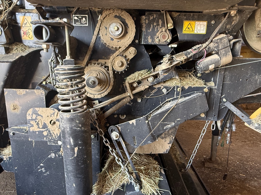 Presse balles rondes NEW HOLLAND BR 7070 - photo slide 11