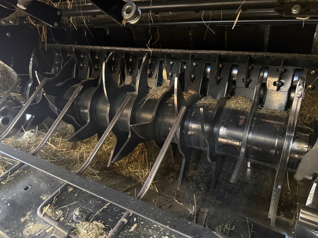 Presse balles rondes NEW HOLLAND BR 7070 - photo slide 13
