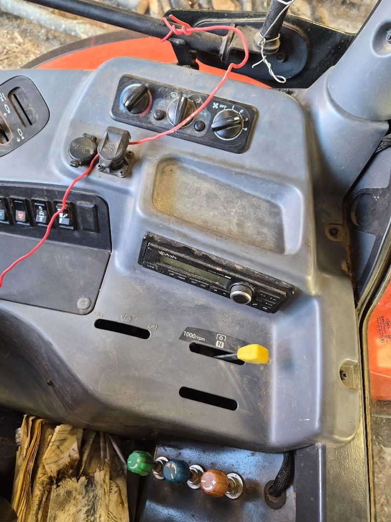 Tracteur chargeur KUBOTA M115GX-III - photo slide 13