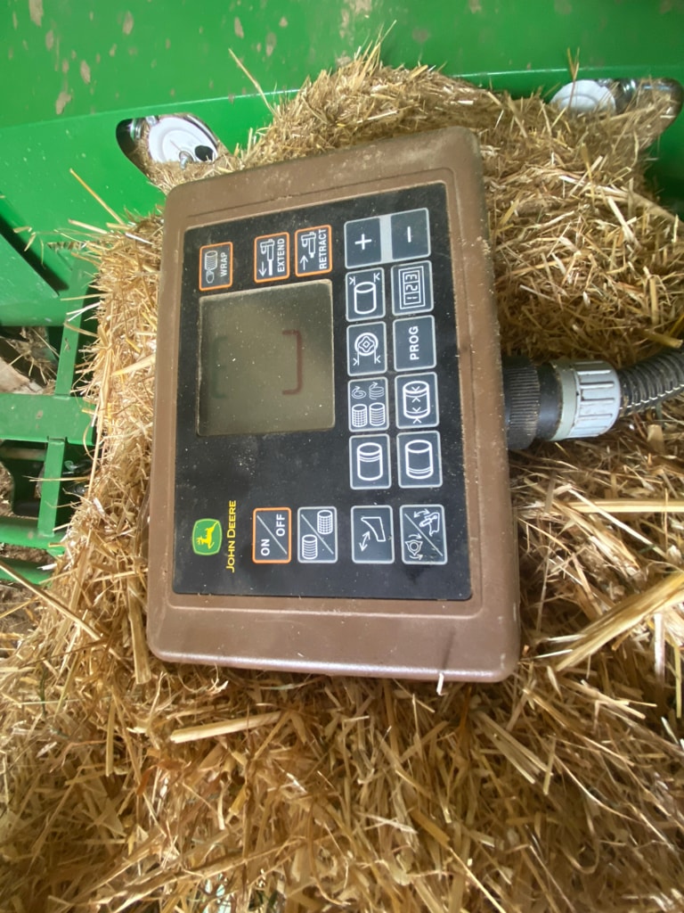 Presse balles rondes JOHN DEERE V461M - photo slide 8
