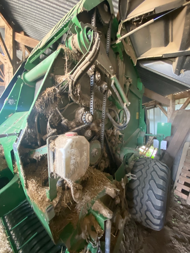 Presse balles rondes JOHN DEERE V461M - photo slide 14