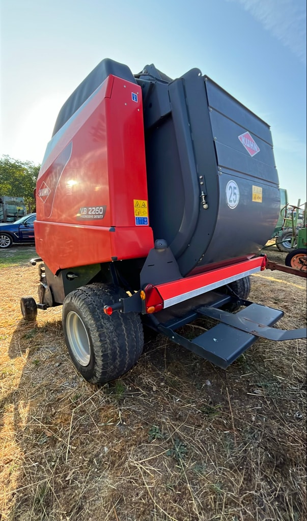 Presse balles rondes KUHN VB2260 - photo slide 8